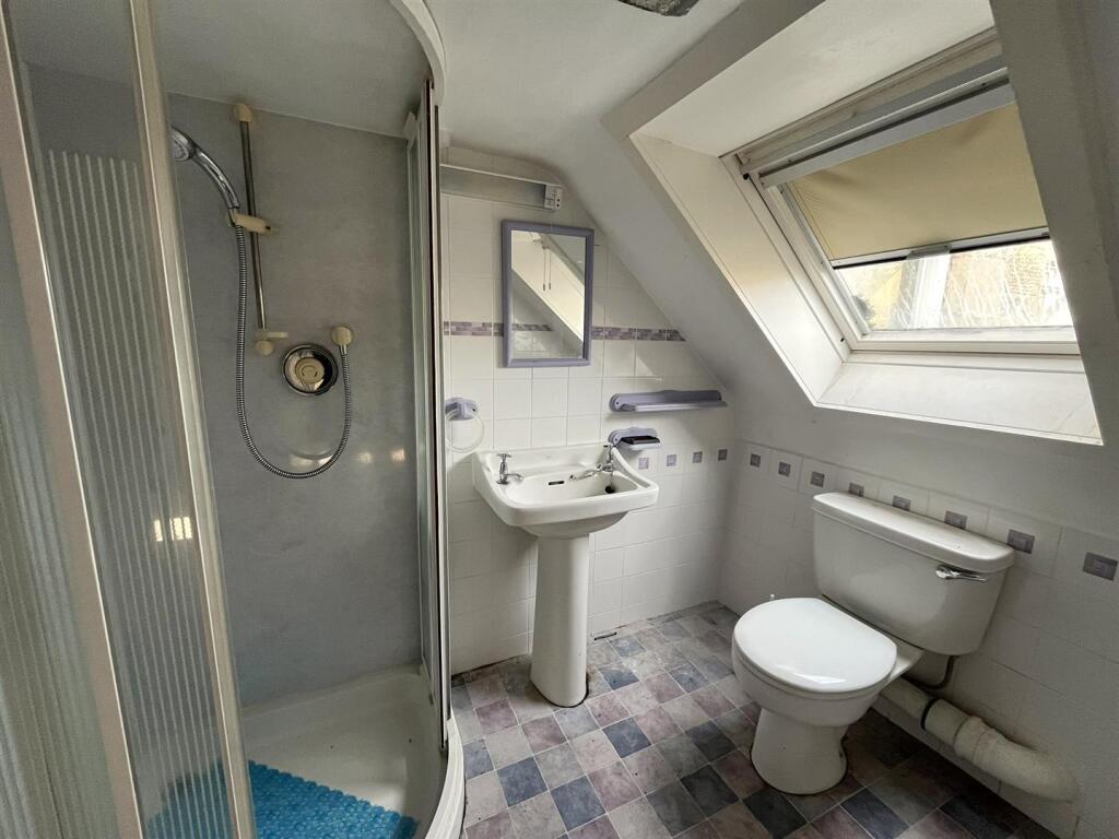 EN-SUITE SHOWER ROOM