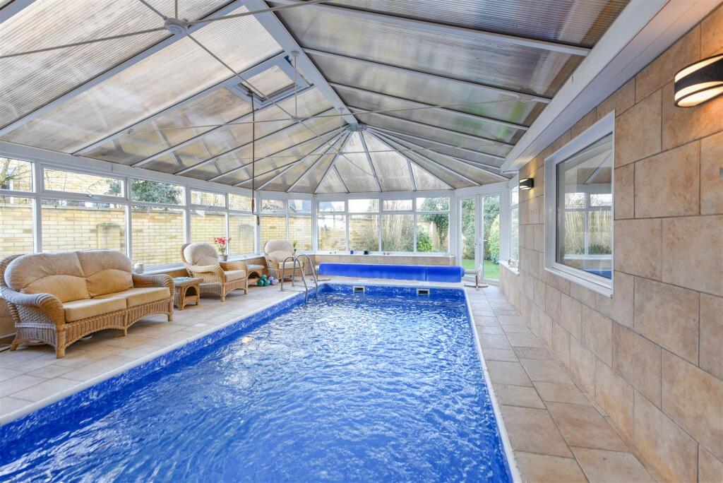 GARDEN ROOM/SWIMMING POOL