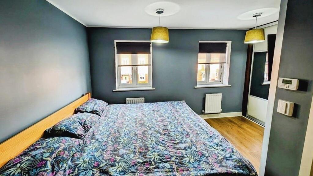 37 Hollybrook bed a.jpg