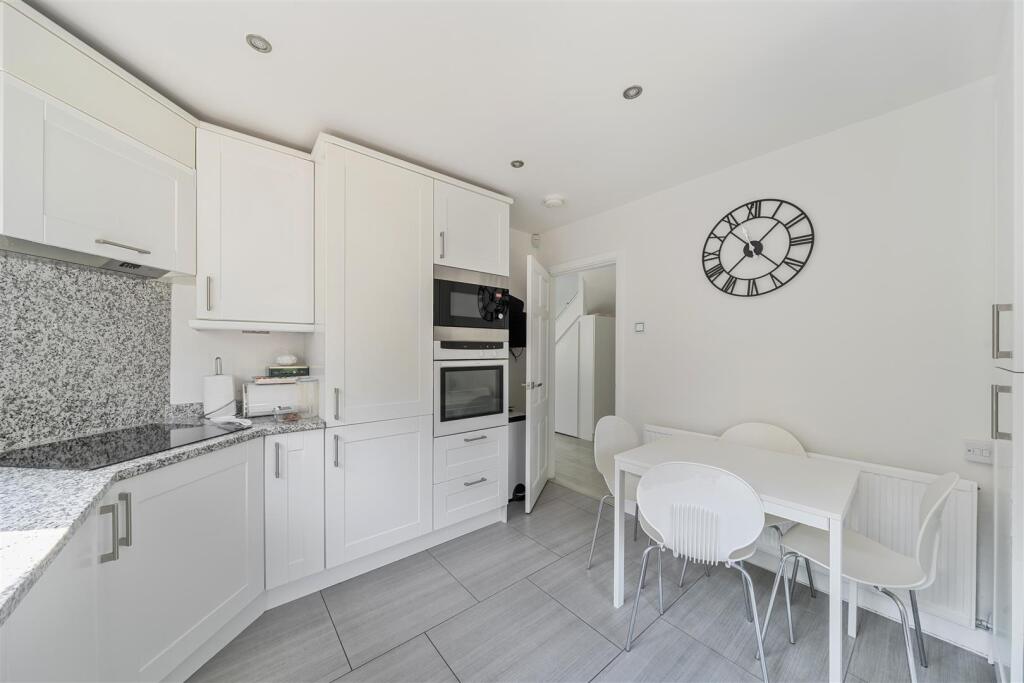 Kitchen/Breakfast Room: