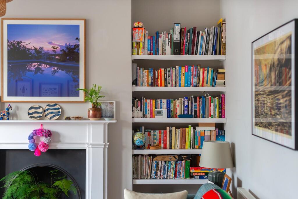 0R5RKE - Living Room A.jpg