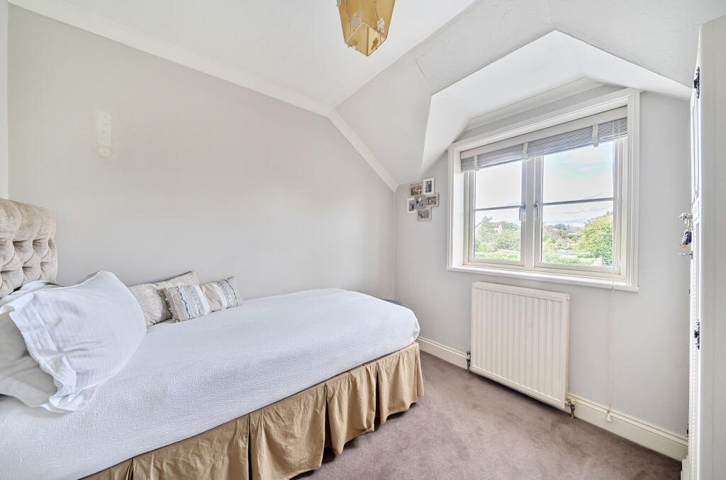 1348330-9-68bb411...