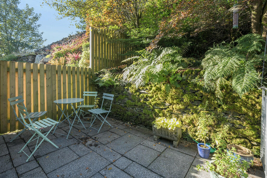Rear patio garden