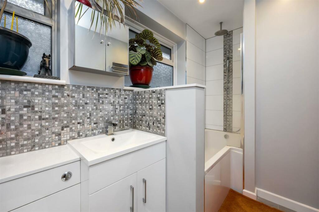 Hangleton Way 25 BATHROOM.jpeg