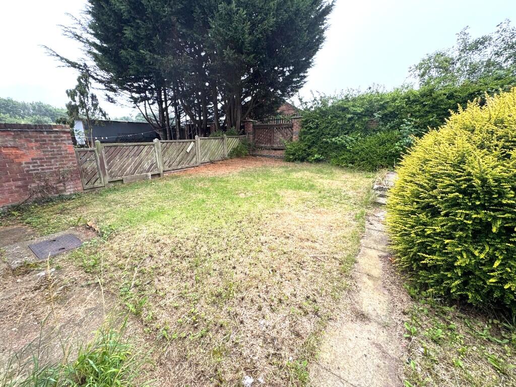 ENCLOSED REAR GARDEN