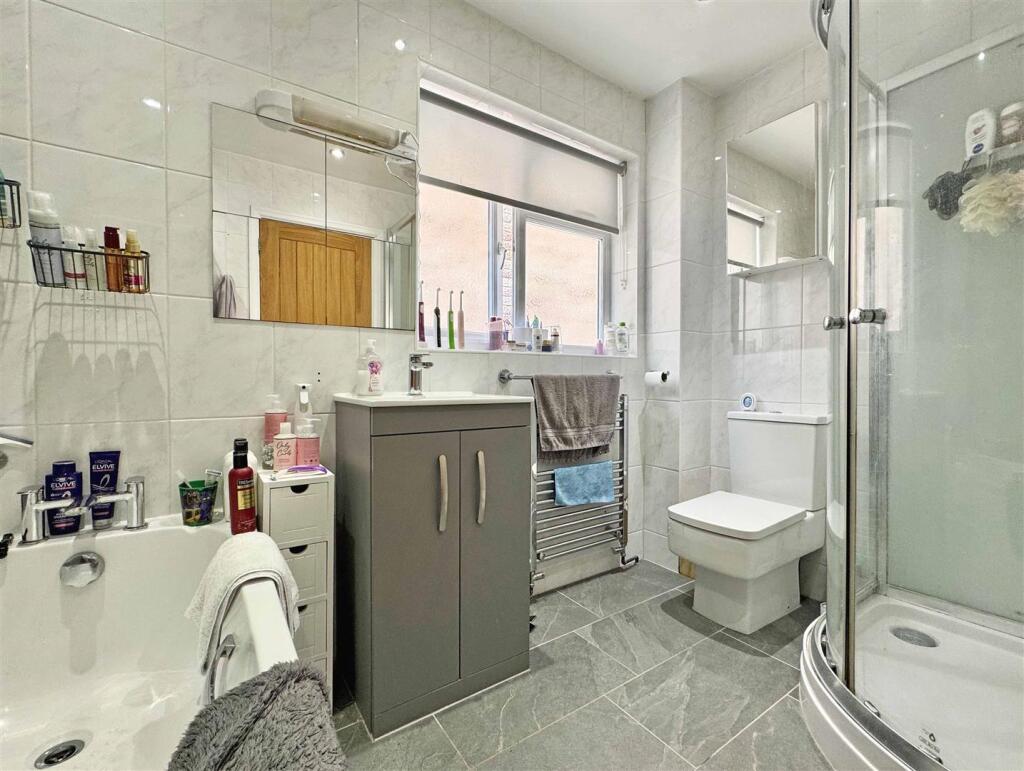 Family Bathroom b.jpg