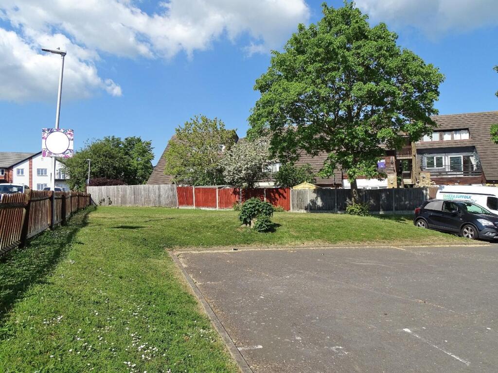 PLEASANT VIEWS TO FRONT