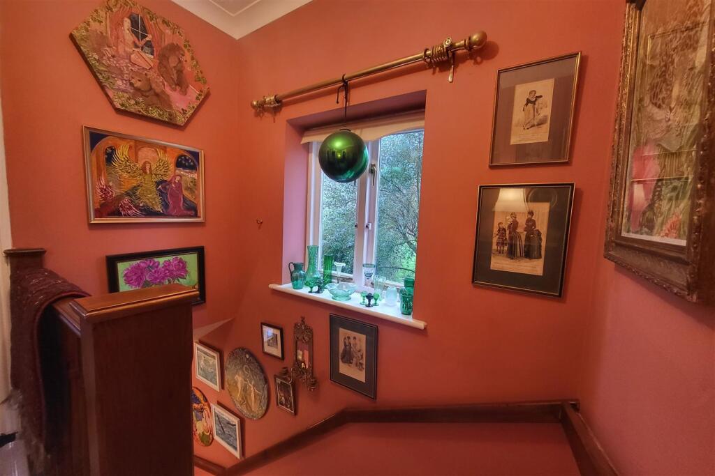 FIRST FLOOR LANDING