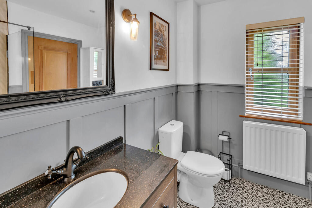 Master En-Suite (...