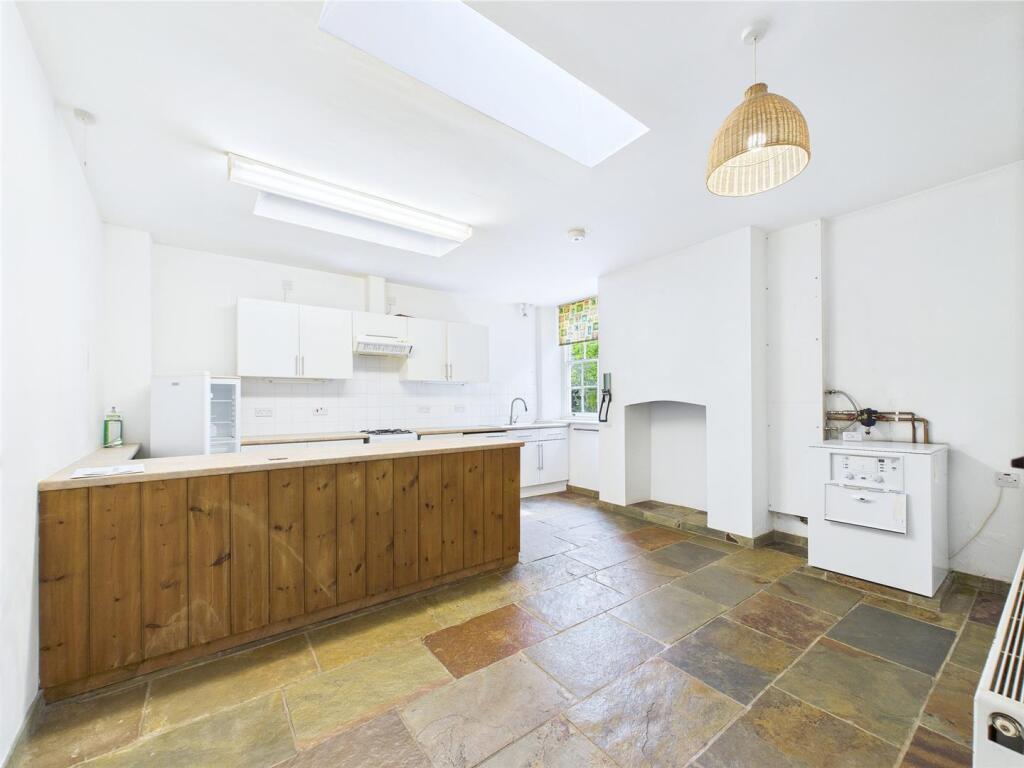 26 - LARGE HOUSE WITH ATTACHED 3- BED ANNEX THORNB