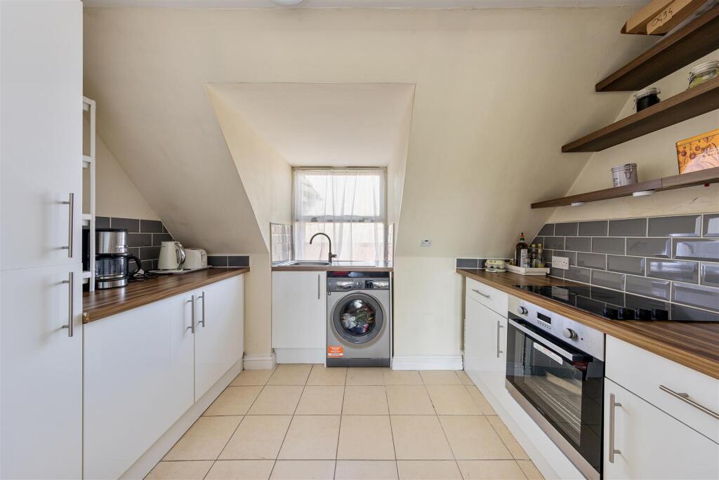 Henley Lodge E17