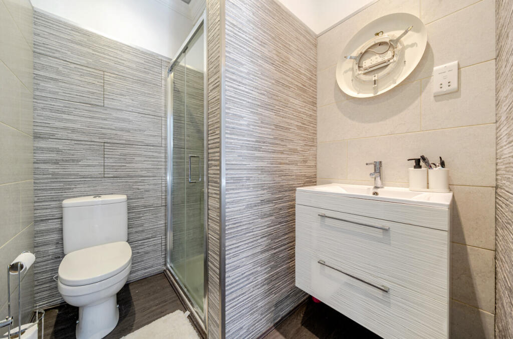 1361944-5-68dbe09...