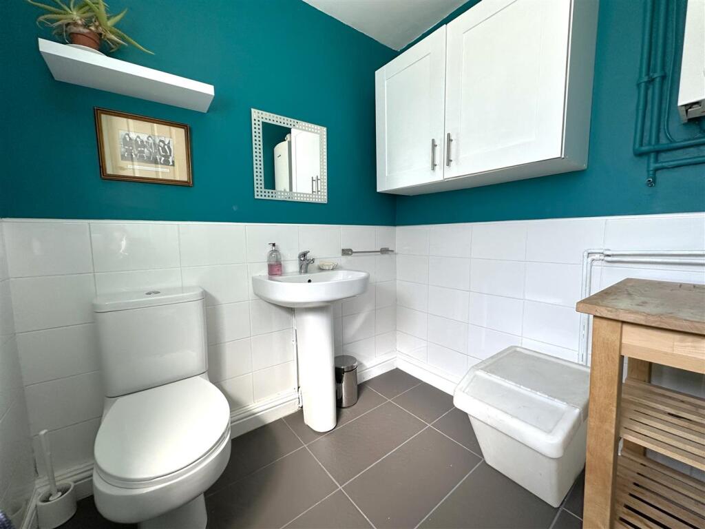 Ground Floor W.C 875