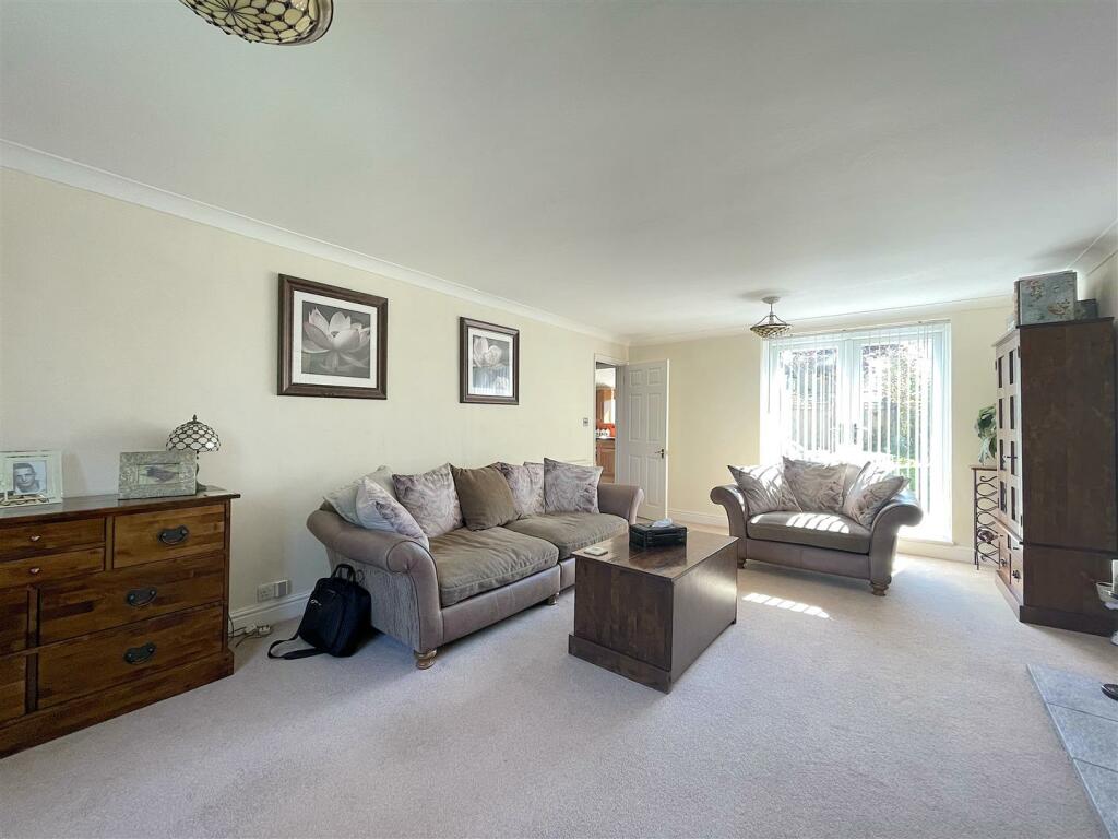 Living Room (4).jpeg