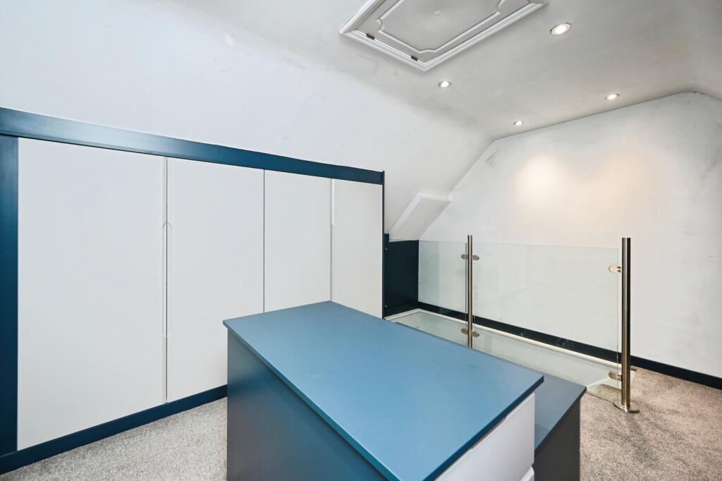 Photo-  Dressing Roo