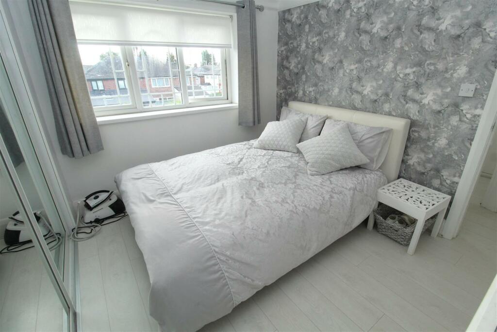 Bed2a.JPG