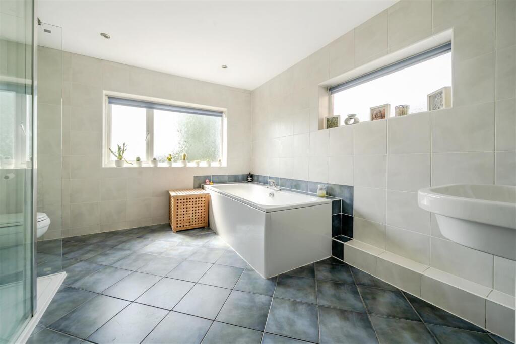 25 Bradden Road, Greens Norton (32).jpg