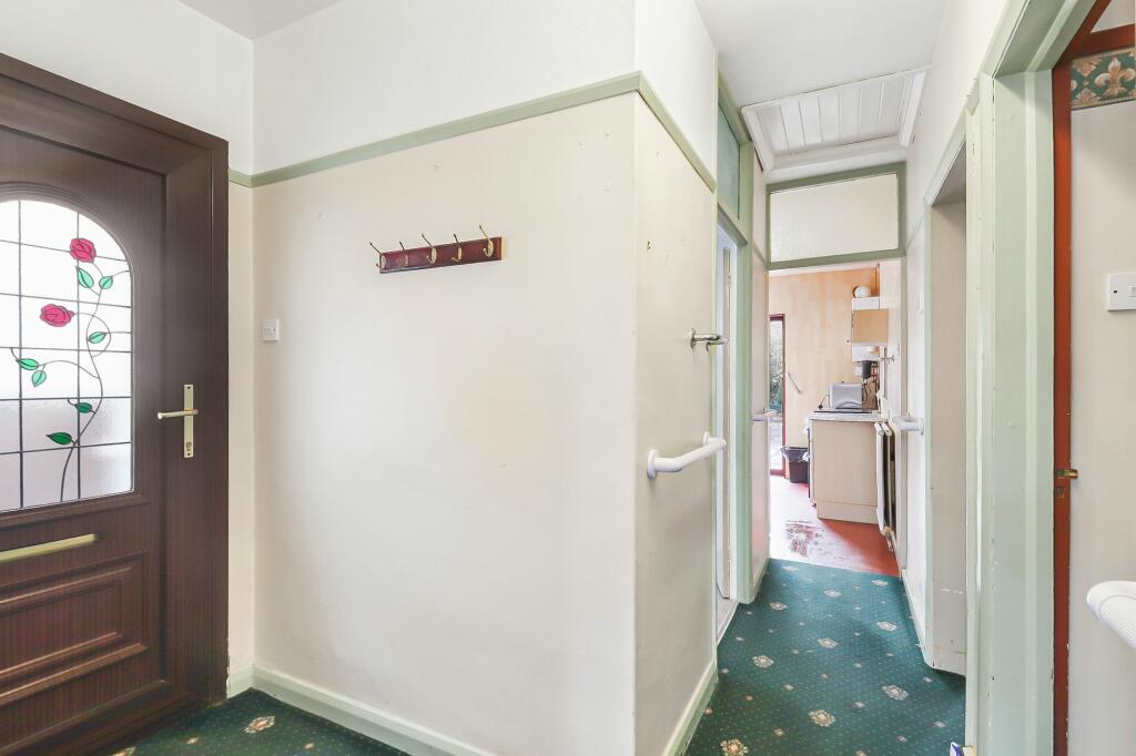 Entrance Hallway (L-Shaped)