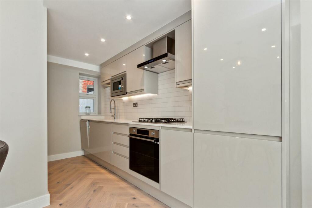 Flat 1 20 Coverton Road Kitchen 1.jpg
