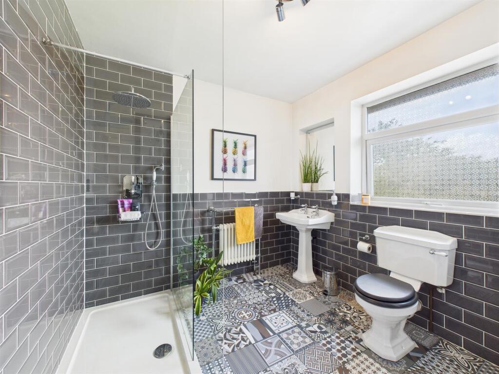 Principal Shower Room