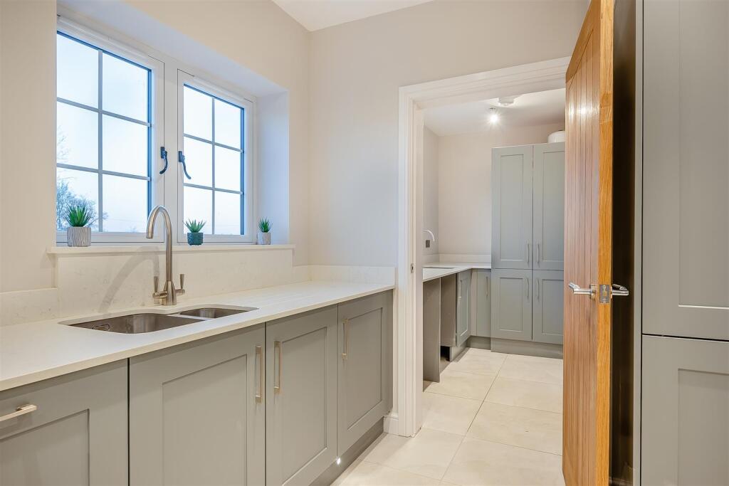 8581130-interior36.jpg