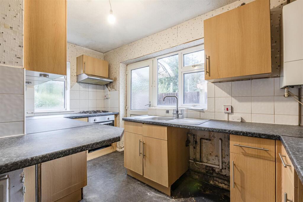 10 Royston Avenue, Byfleet, KT14 7PR - 2.jpg