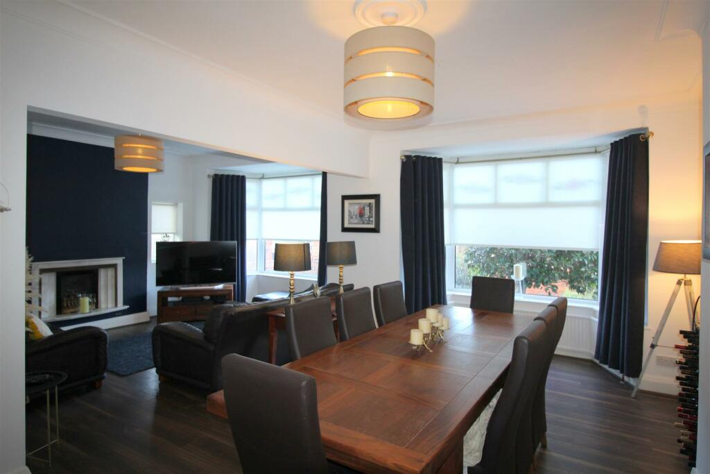 Sandhurst Ave, 38 lounge dining.JPG