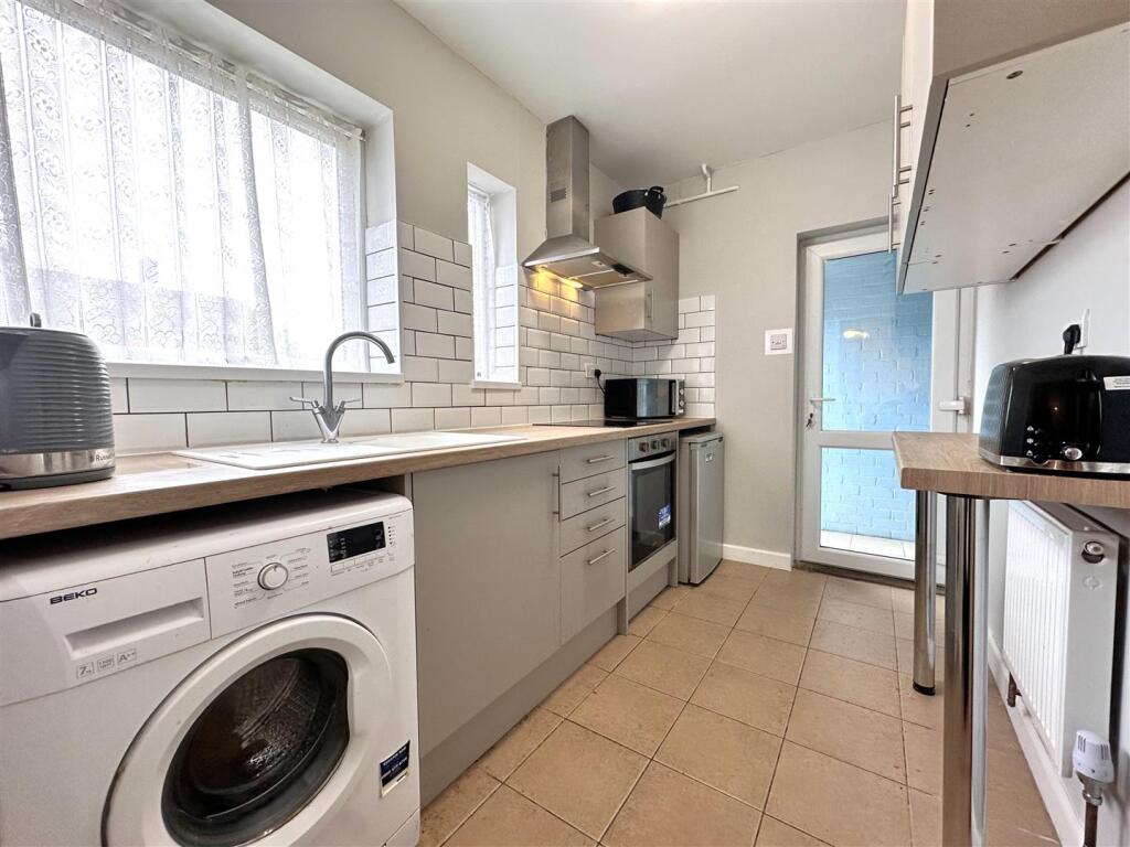 Contemporary Kitchen 819