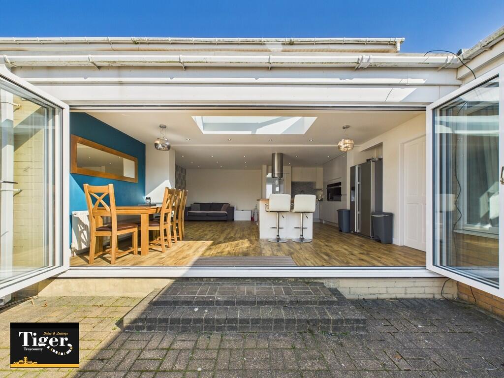 CAM02176G0-PR0523...