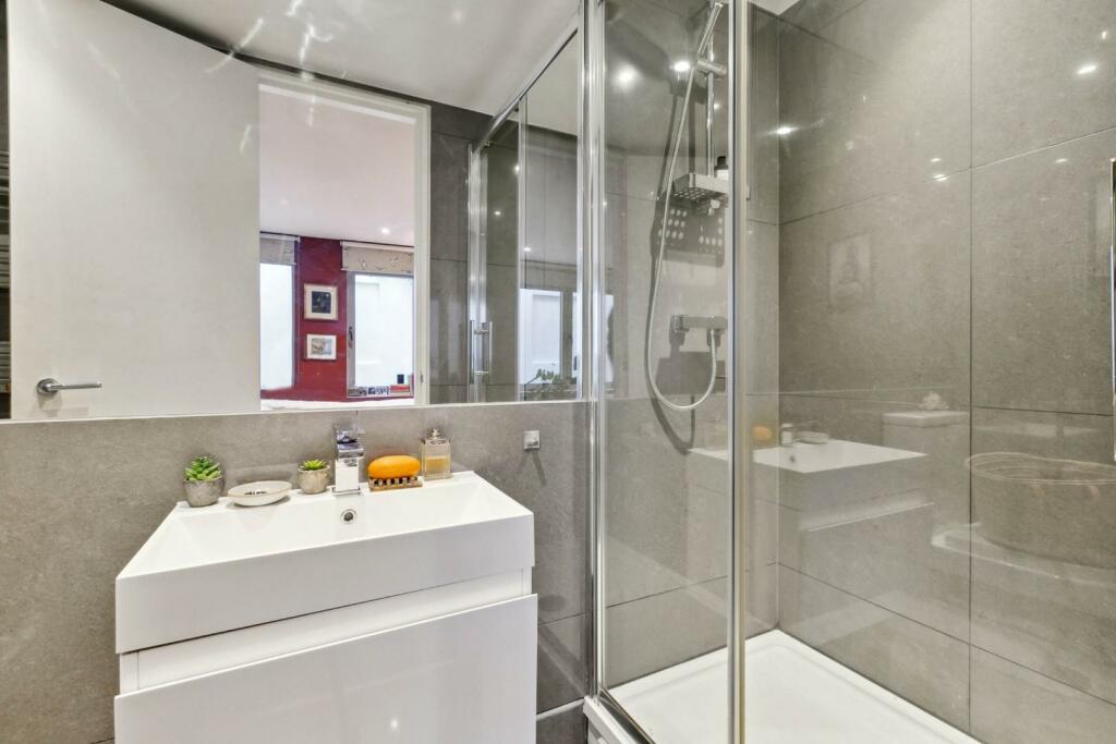 Bathroom (2).jpg