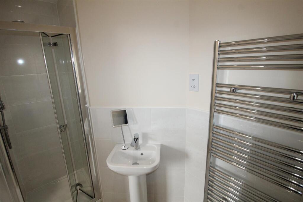 Buckley Grove Ensuite 1.JPG