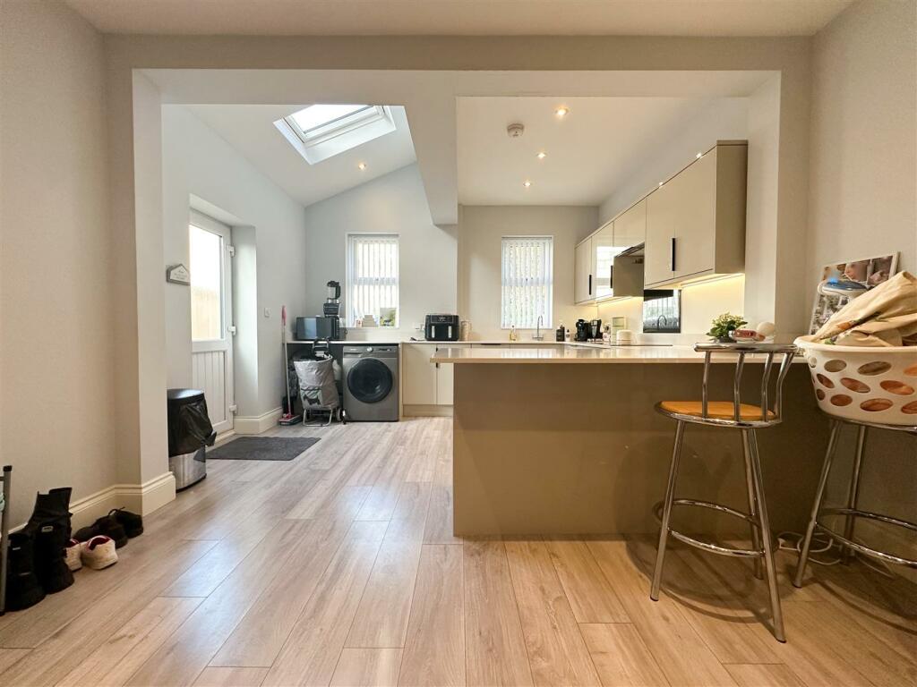 OPENPLAN BREAKFAST KITCHEN DINIG ROOM