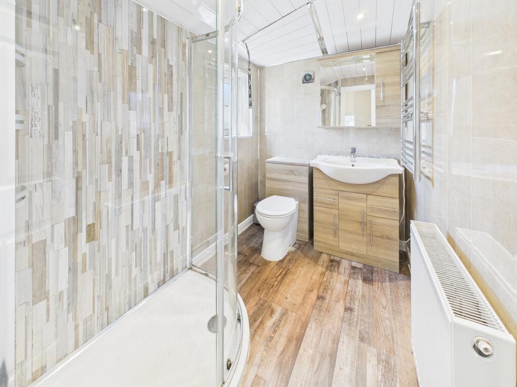 En Suite to Bedroom 1