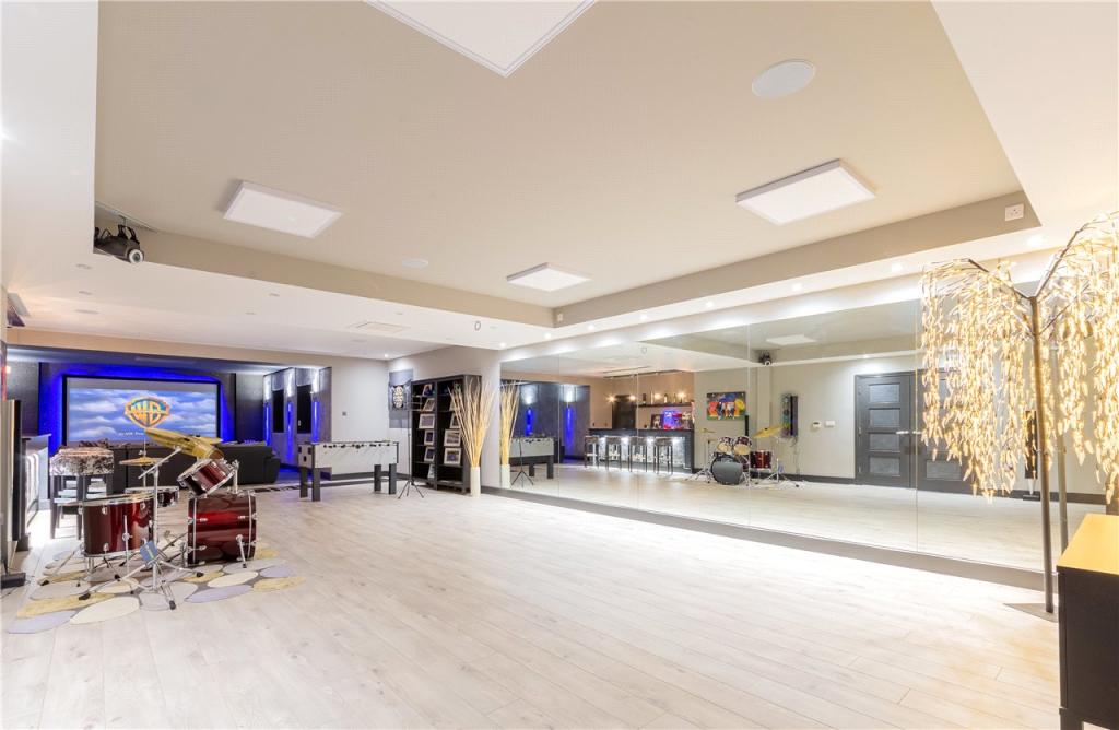 Cinema Room/Bar
