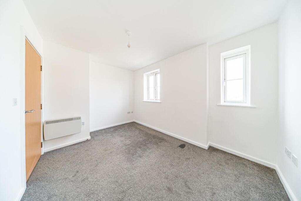 47 Pendleton Court bedroom 1.jpg