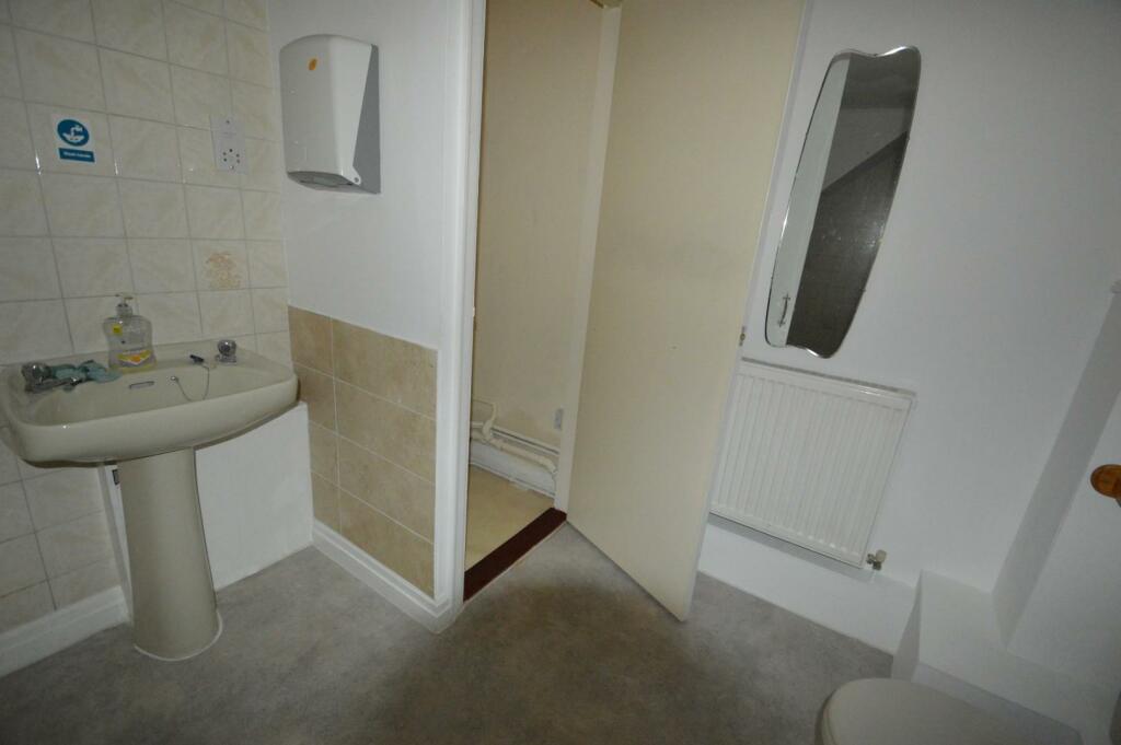 Church View flat bathroom1.JPG