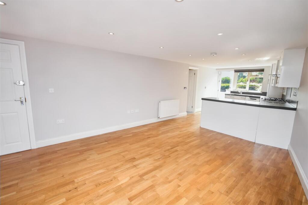 SUNNY kitchen lounge again.JPG