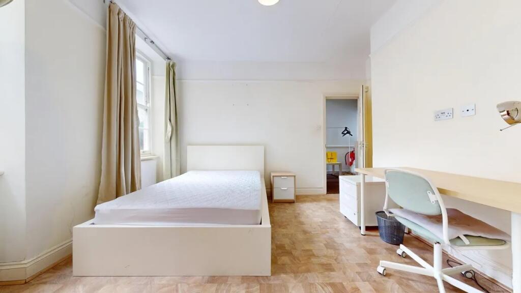 Bright and tidy single bedroom featuring a comf...