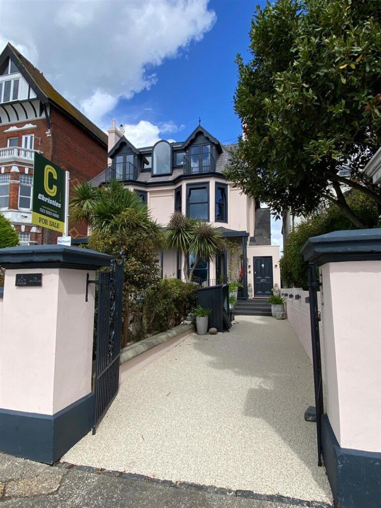 7_KJ32_Entrance_drive+gdns+hse.jpeg