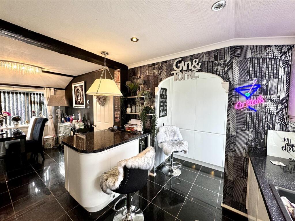 OPEN PLAN KITCHEN/DINER