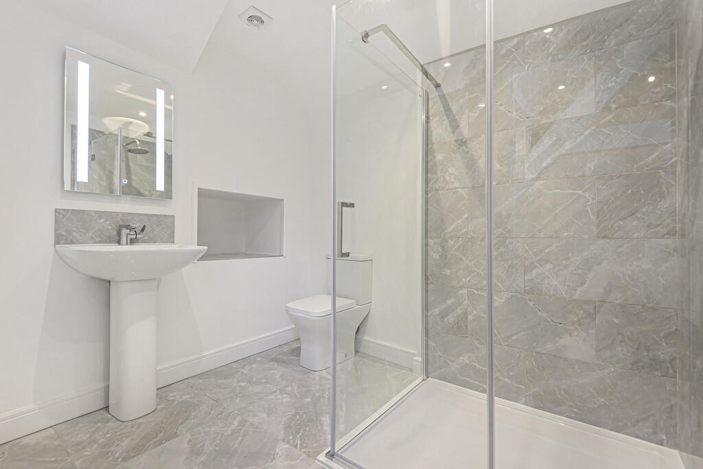 Ensuite to bedroo...