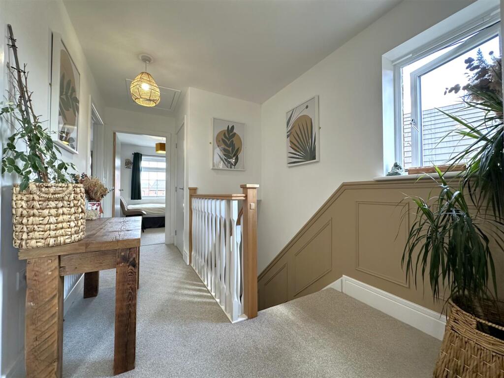 Bright &amp; Airy Landing 665