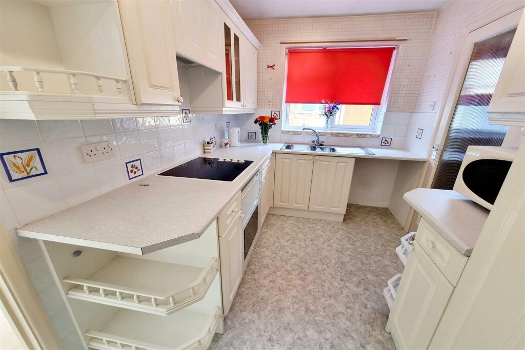 FITTED KITCHEN: