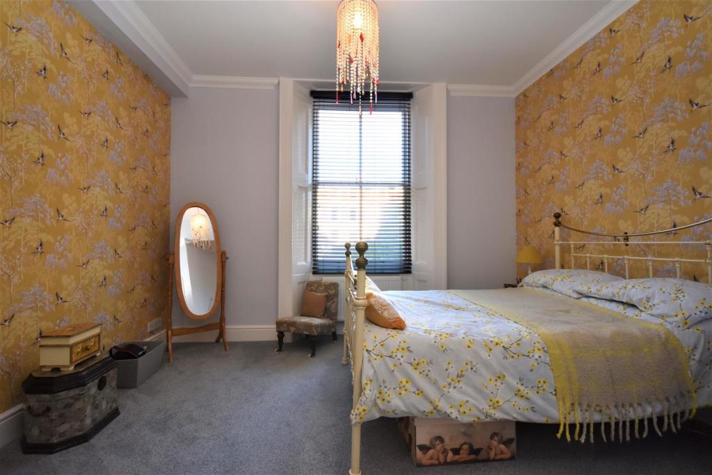 Bedroom 1.JPG