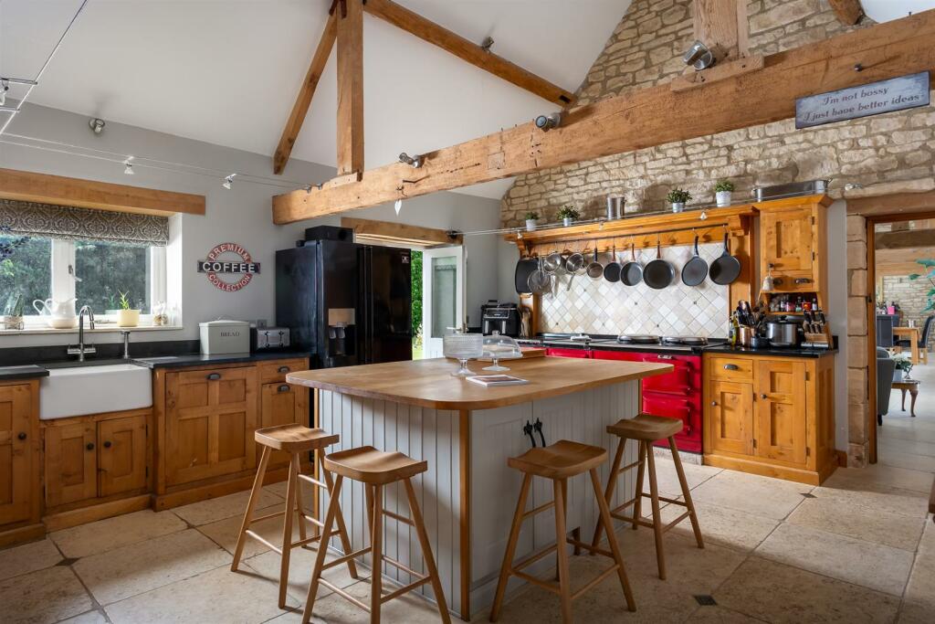 31 - Long Barn - GL54 3QY - Web.jpg