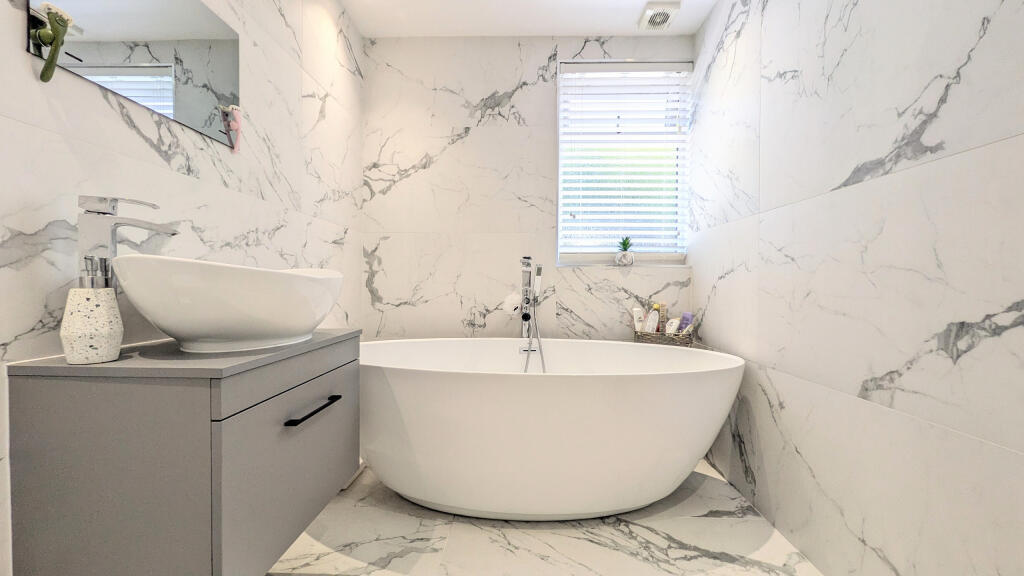 PXL_20250822_130139800.MP~2