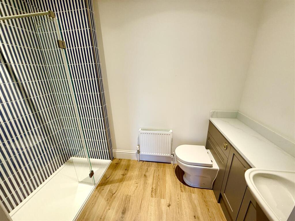 bedroom two en suite