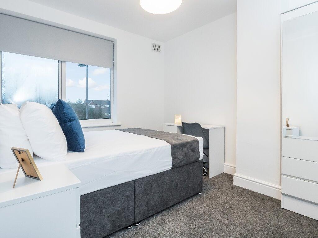 Bright and well-maintained double bedroom featu...