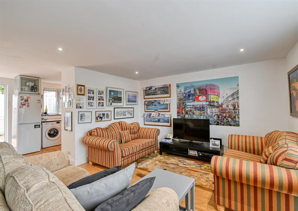 23 Cann Hall Drive-19.jpg