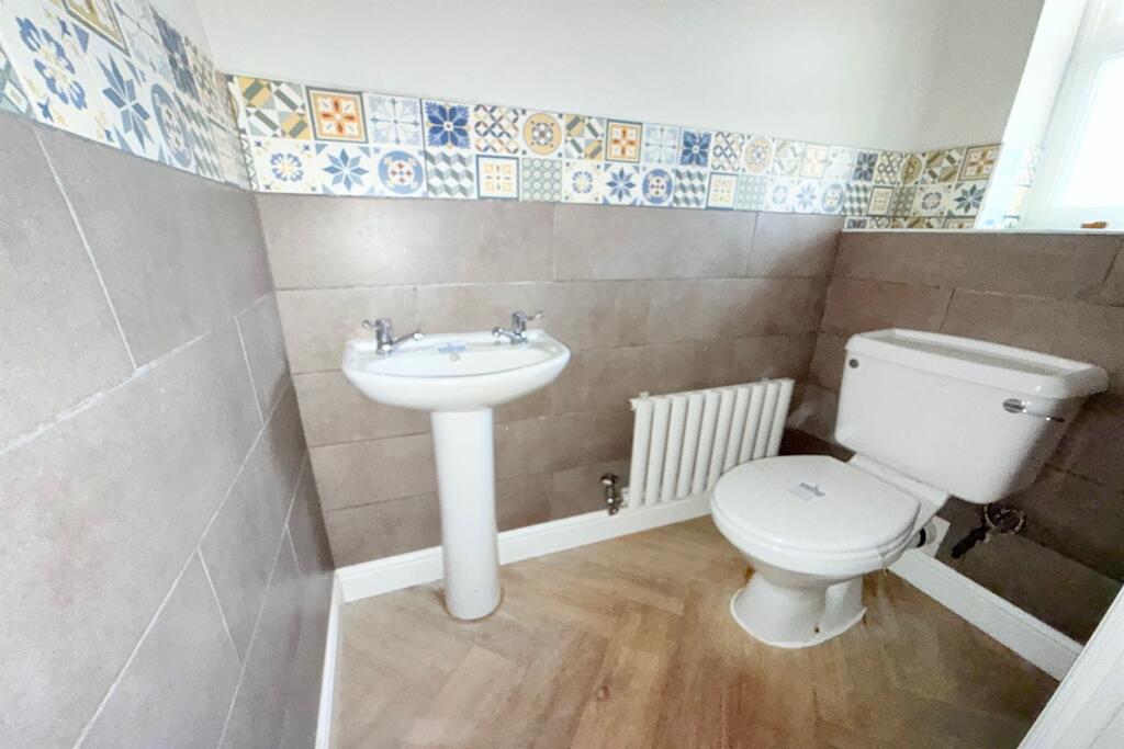 Downstairs WC/Cloakr